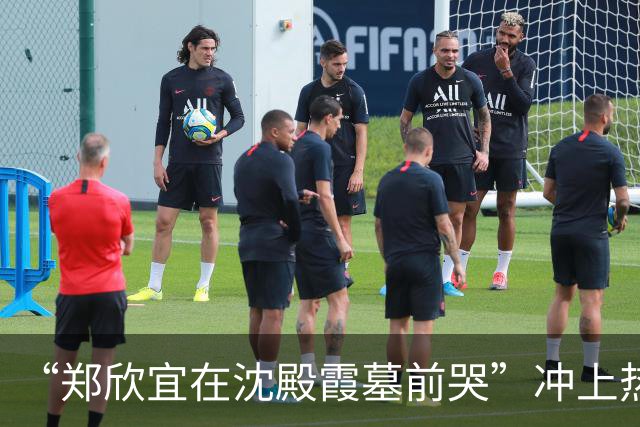 “郑欣宜在沈殿霞墓前哭”冲上热搜，网友拍到郑欣宜在母亲墓前哭到无法起身、手里攥着纸巾，无人在旁陪伴